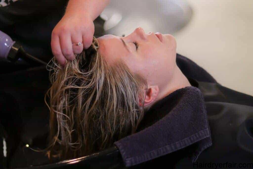 lavar el cabello relajado usando la mejor crema hidratante diaria para cabello relajado
