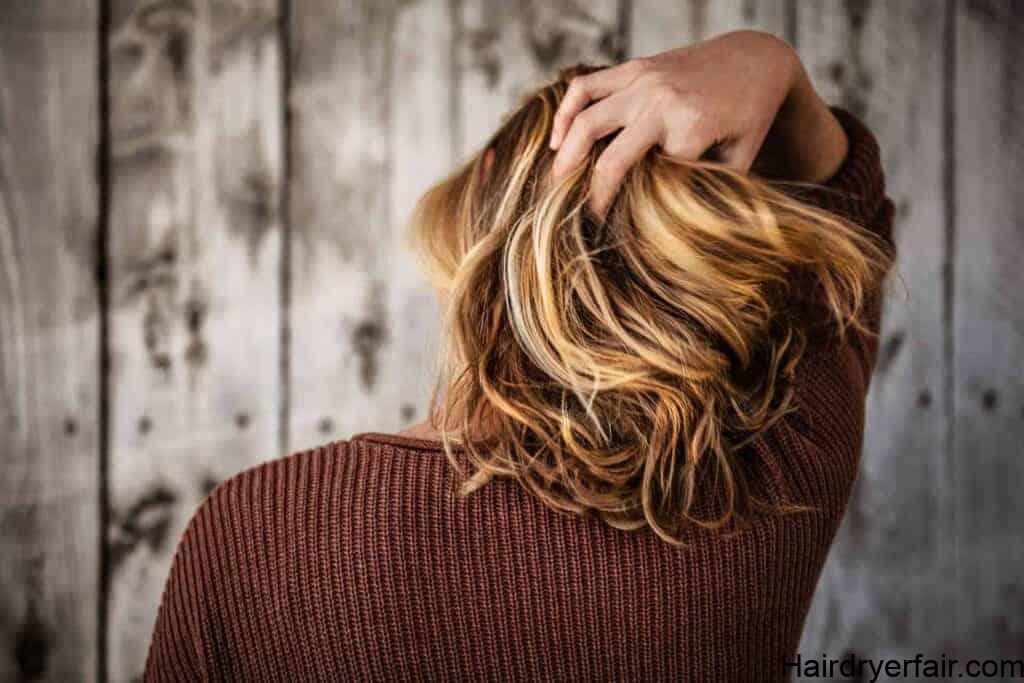كيفية ترويض الشعر المتطاير بعد فرد الشعر