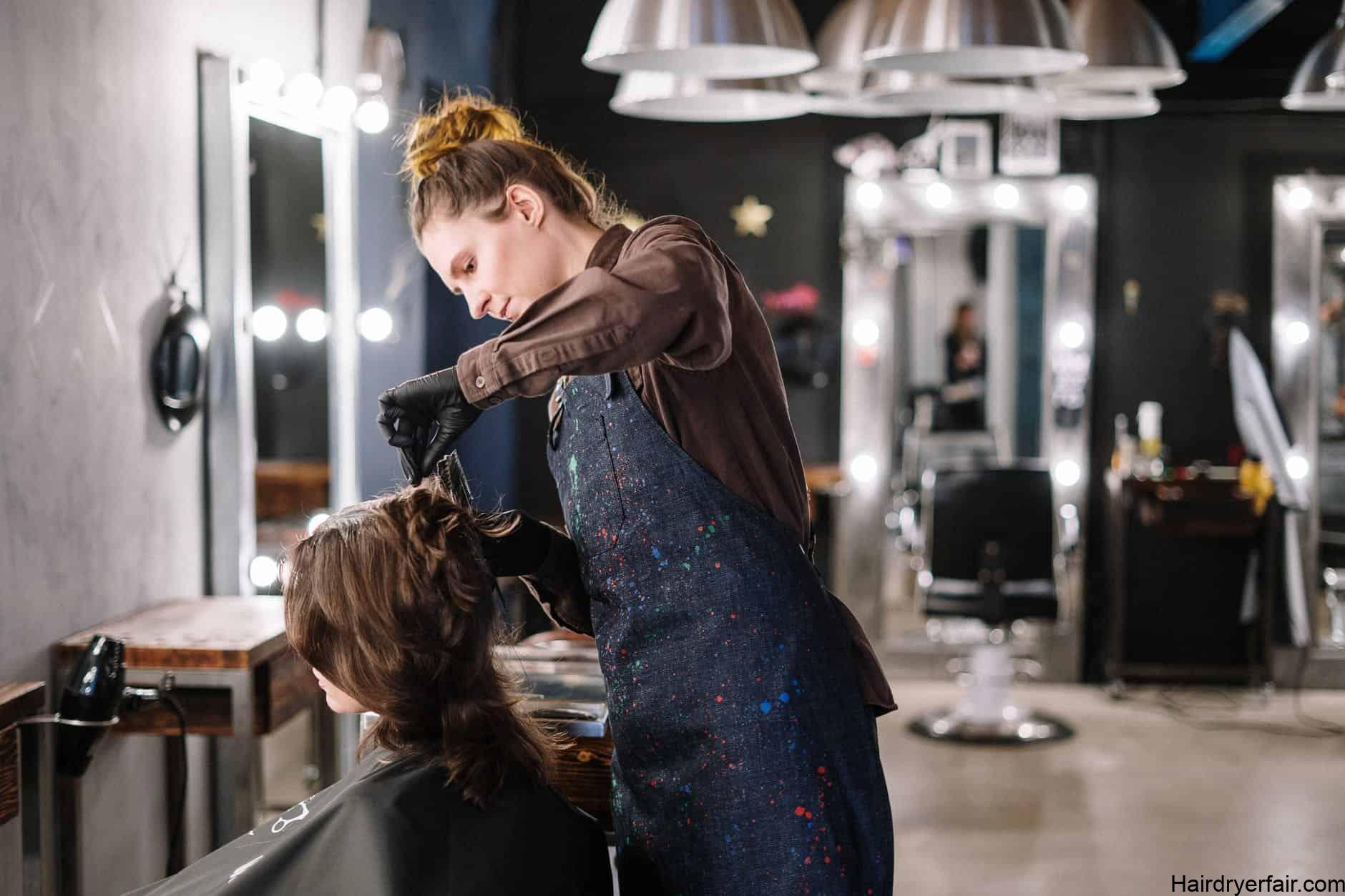 mujer cortándose el pelo,Lo que los propietarios de salones deben saber sobre seguros y retención de personal 