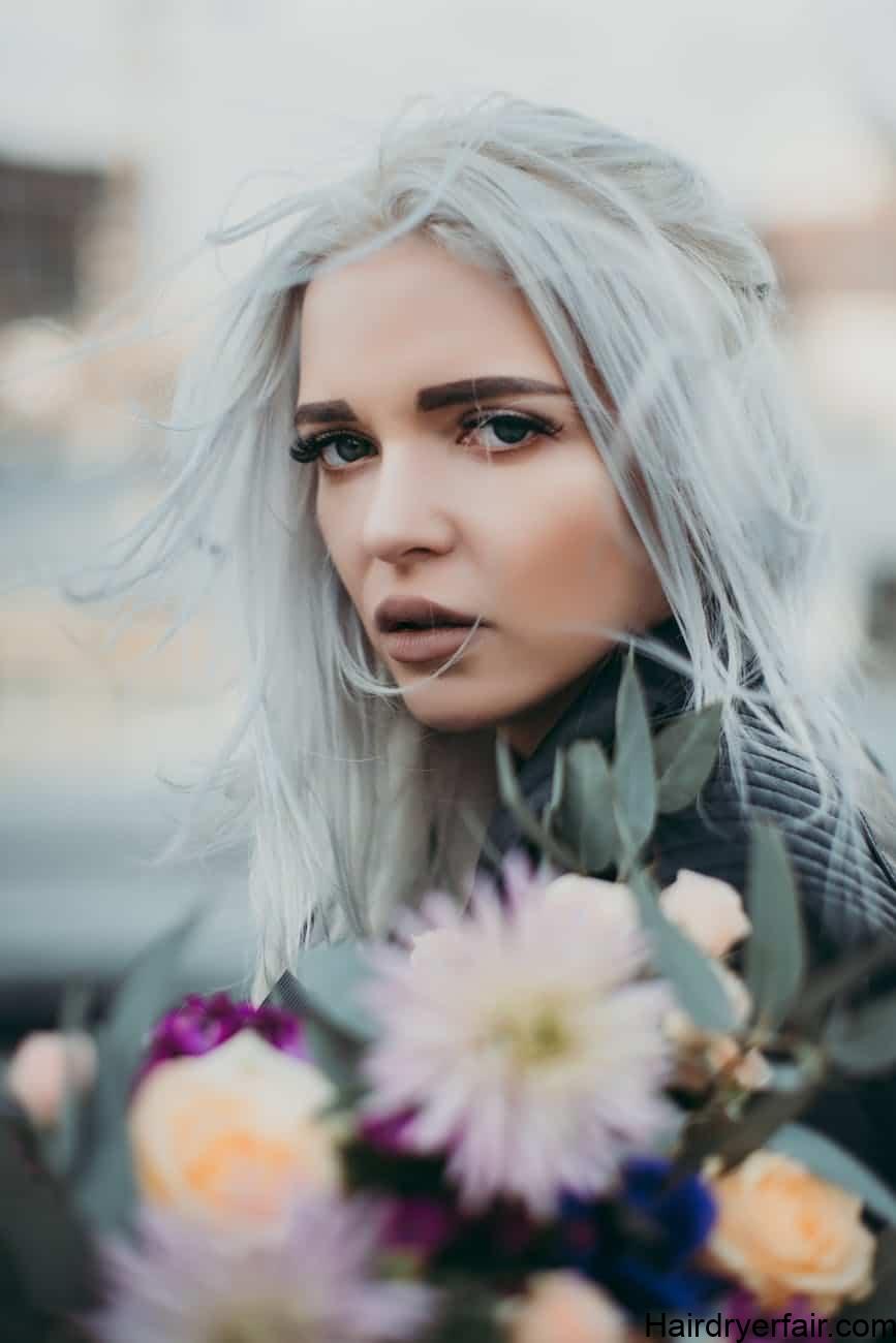 फूल ले जाने वाली महिला क्लोजअप तस्वीर